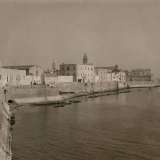 Parallelamente partirono anche i lavori per la colmata pi� complessa di tutto il progetto, quella che avrebbe dovuto circumnavigare il centro storico e la Muraglia, che all�epoca era bagnata dall�acqua
